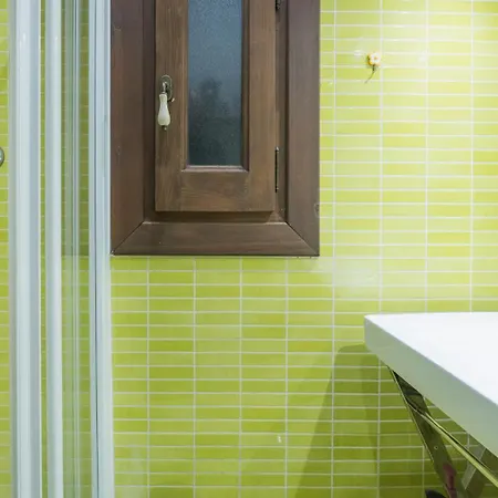 Pozo Amargo Junto A La Catedral By Ap