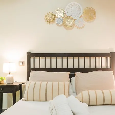 Pozo Amargo Junto A La Catedral By Ap